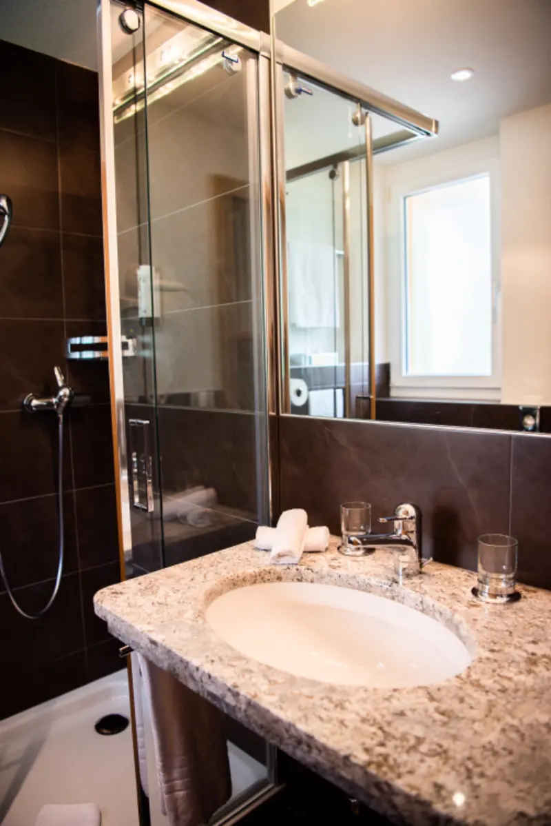 Bathware & fixtures in a real room